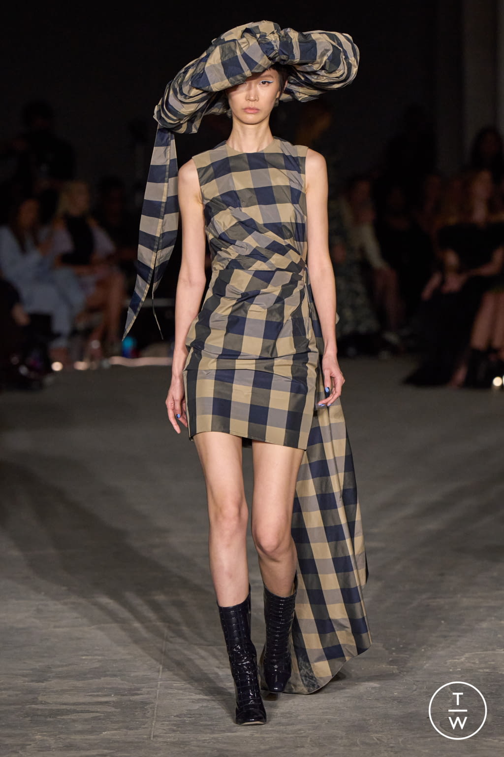 Fashion Week New York Fall/Winter 2022 look 21 from the Christian Siriano collection 女装
