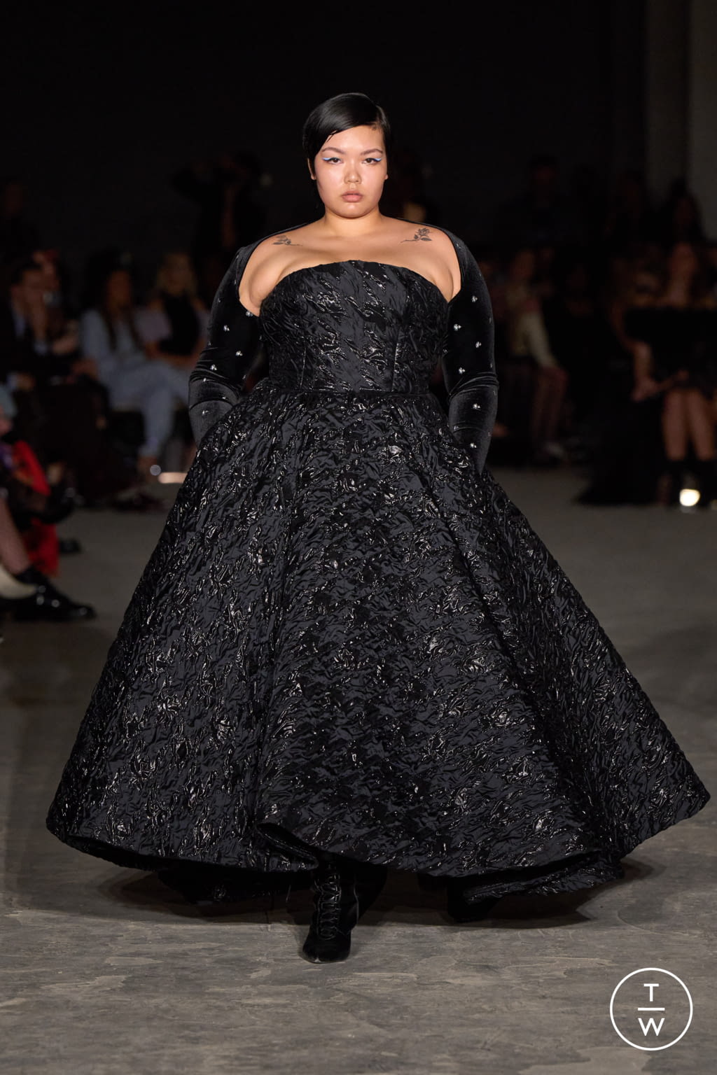Fashion Week New York Fall/Winter 2022 look 44 from the Christian Siriano collection 女装