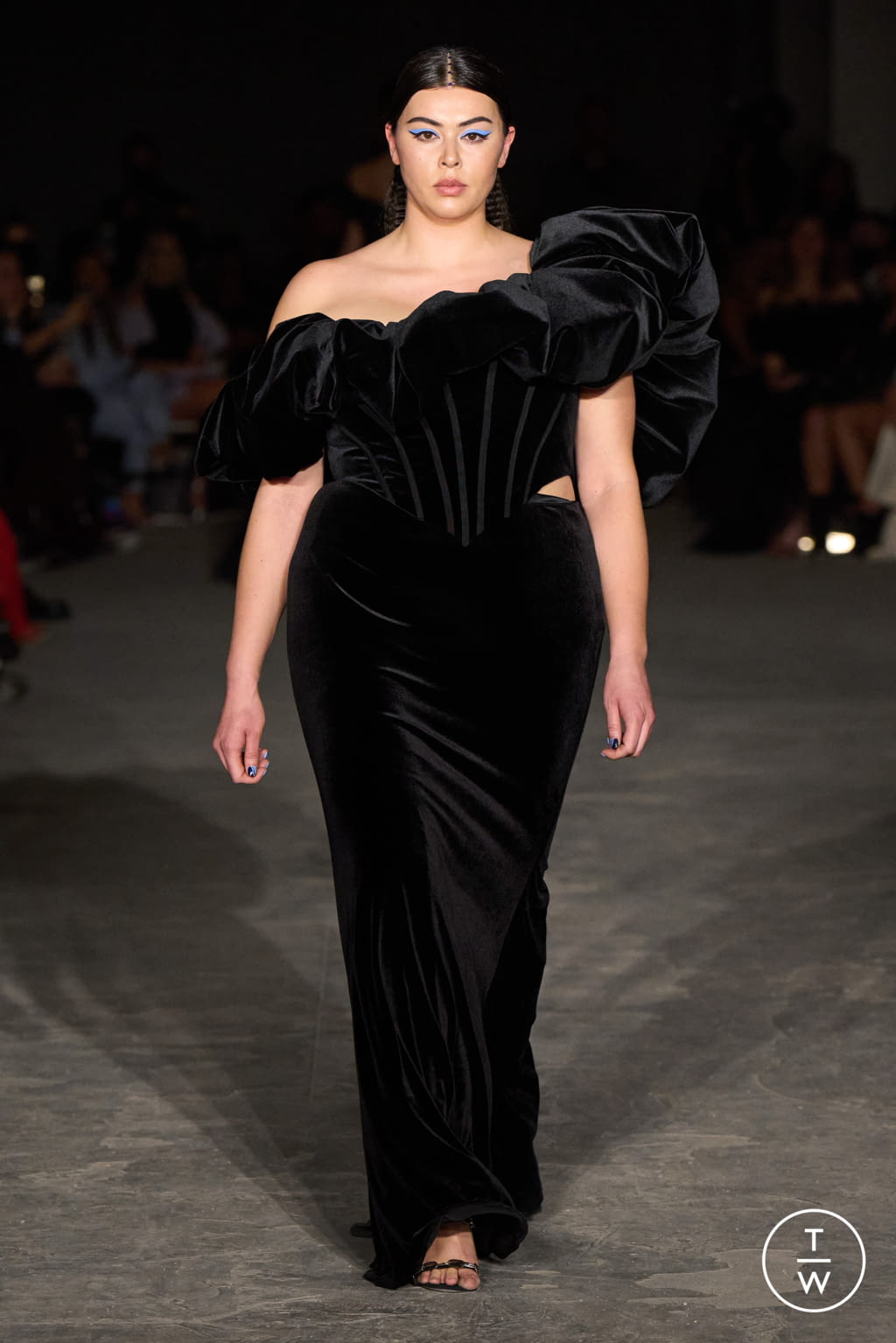 Fashion Week New York Fall/Winter 2022 look 60 from the Christian Siriano collection 女装