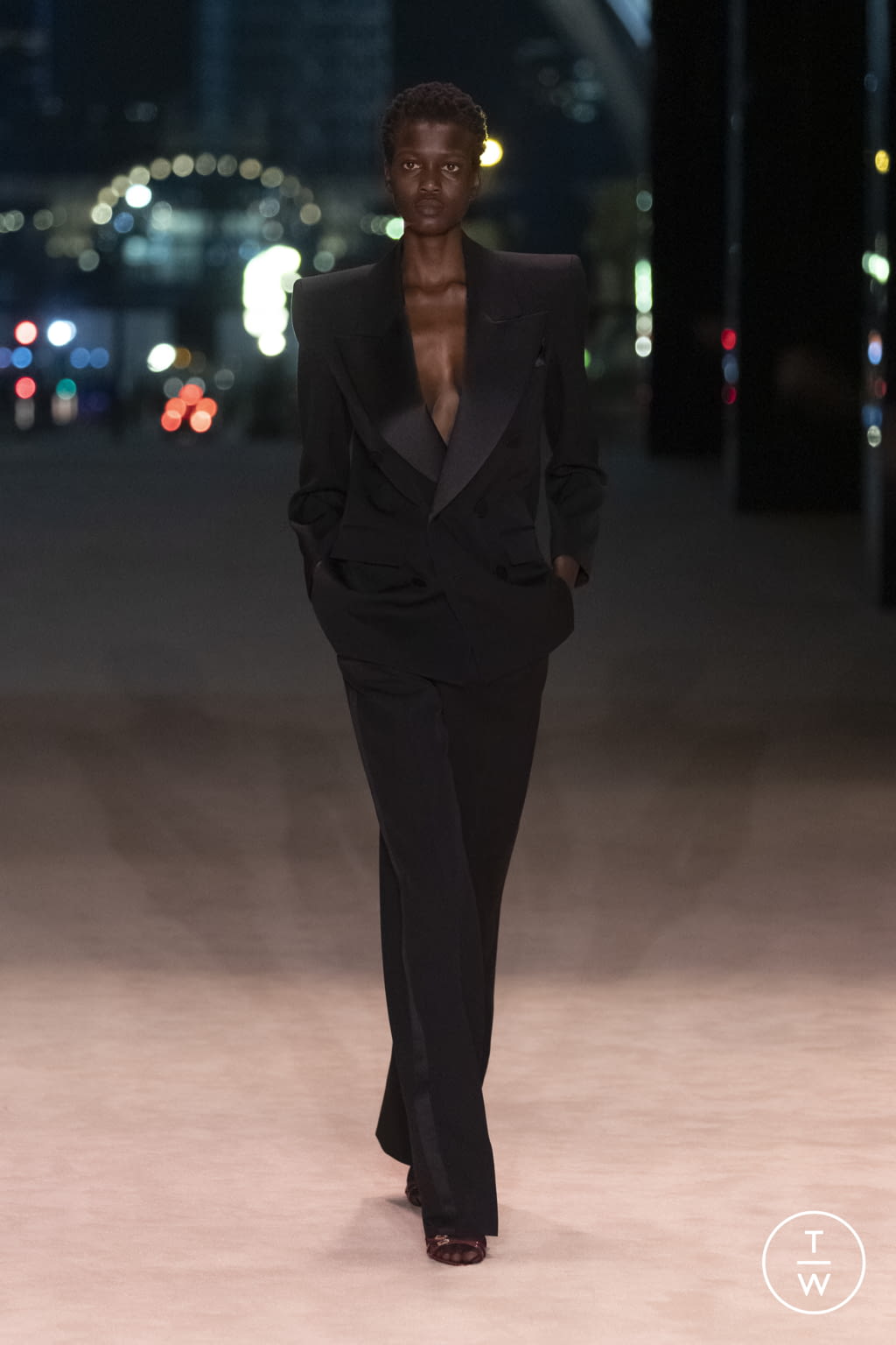 Fashion Week Paris Fall/Winter 2022 look 55 from the Saint Laurent collection 女装