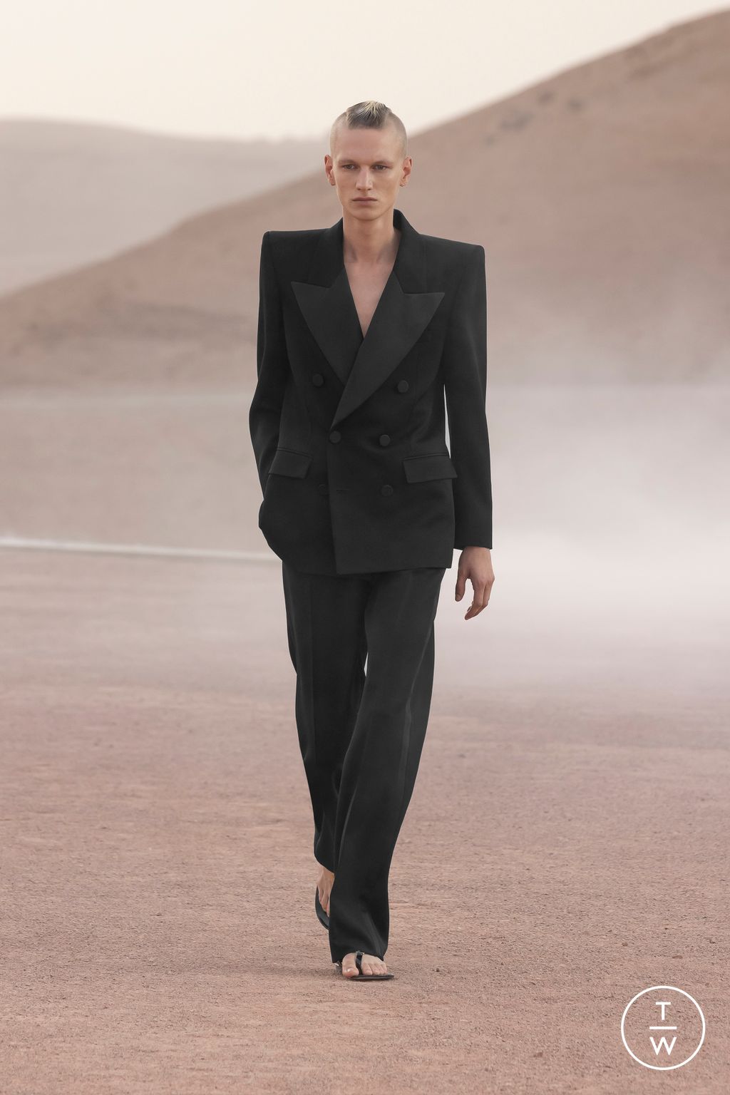 Fashion Week Paris Spring/Summer 2023 look 1 from the Saint Laurent collection 男装