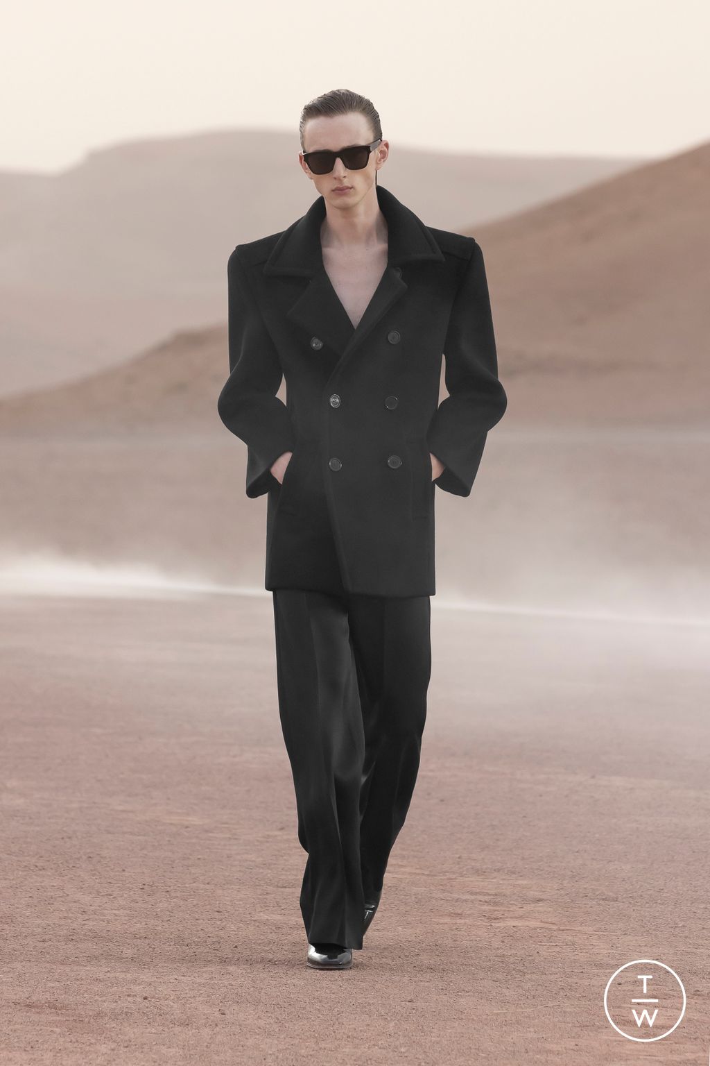 Fashion Week Paris Spring/Summer 2023 look 10 from the Saint Laurent collection 男装