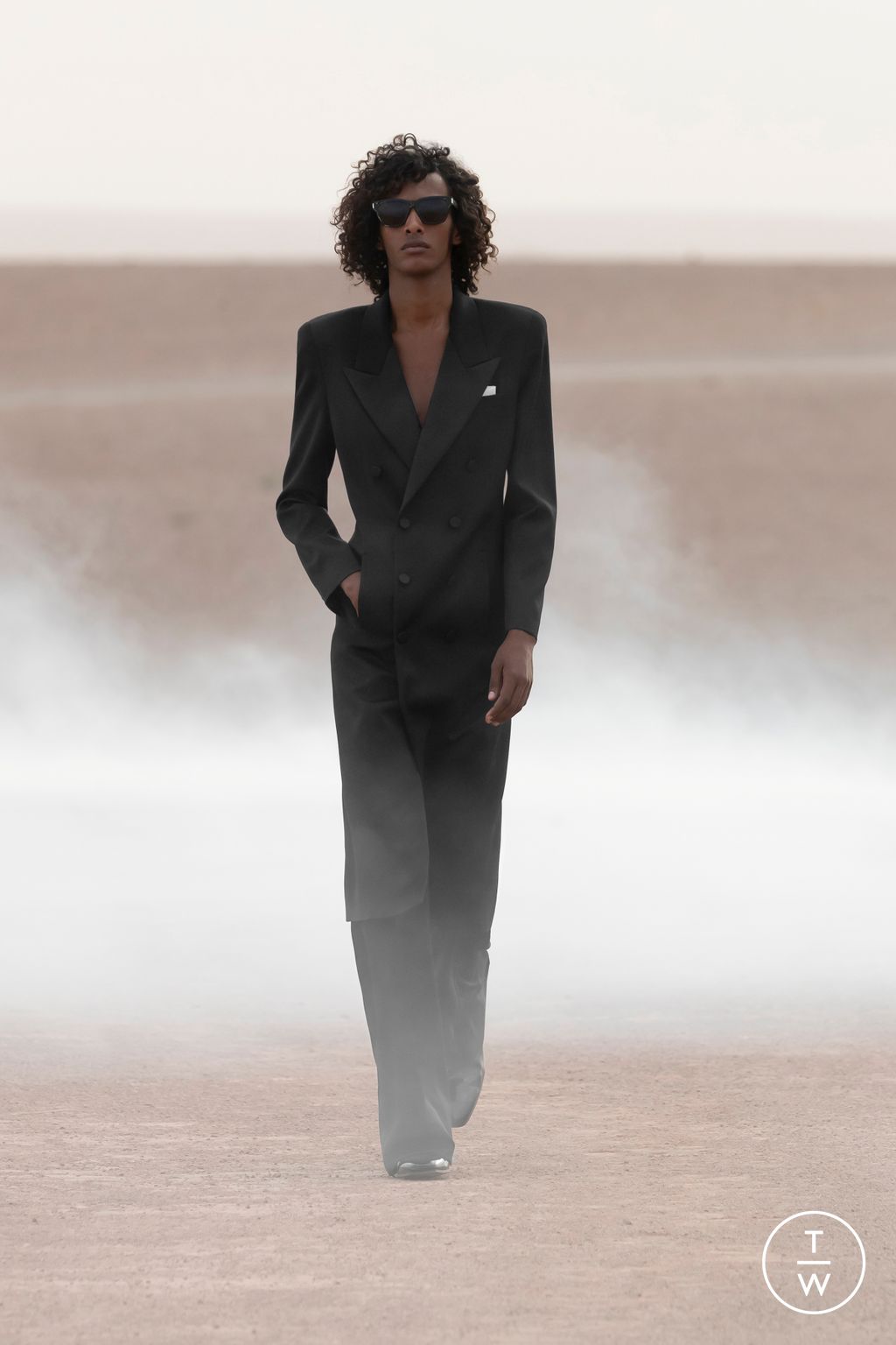 Fashion Week Paris Spring/Summer 2023 look 14 from the Saint Laurent collection 男装