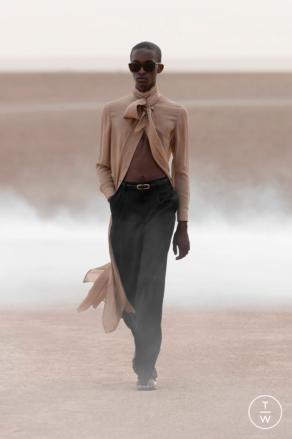 Fashion Week Paris Spring/Summer 2023 look 17 de la collection Saint Laurent menswear