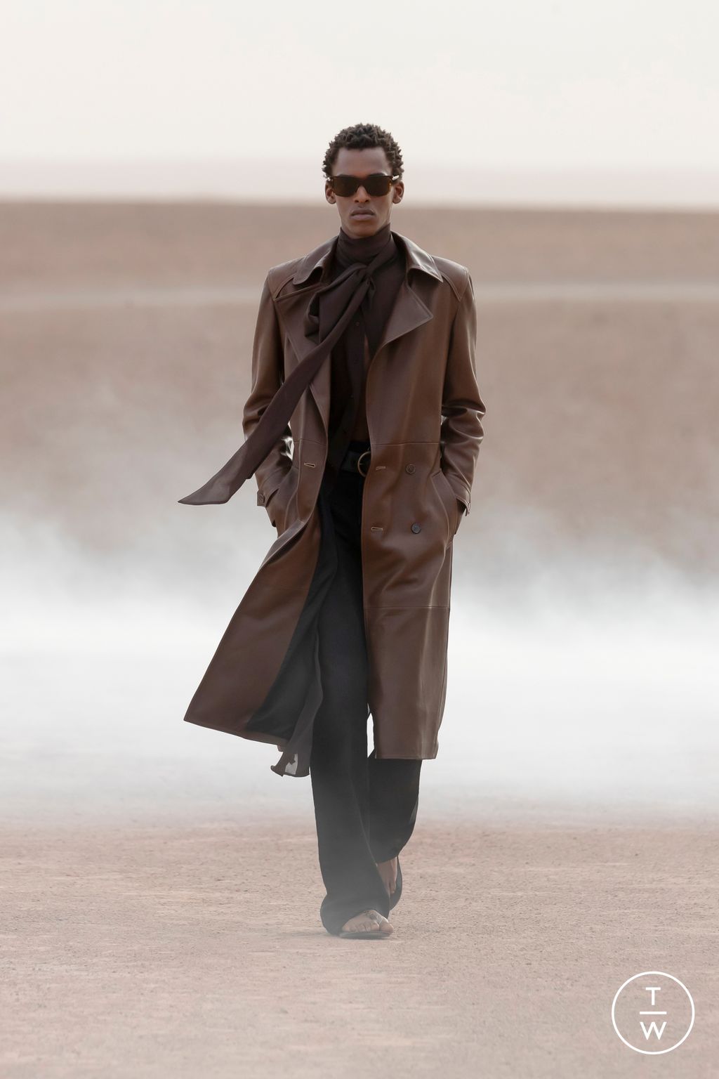 Fashion Week Paris Spring/Summer 2023 look 18 from the Saint Laurent collection 男装