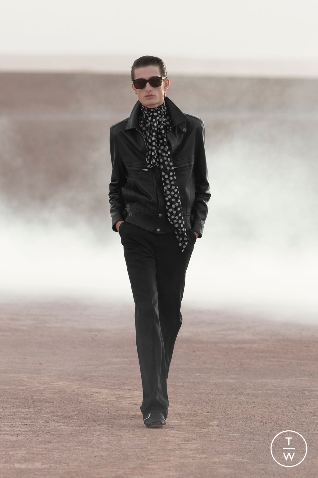 Fashion Week Paris Spring/Summer 2023 look 19 from the Saint Laurent collection 男装