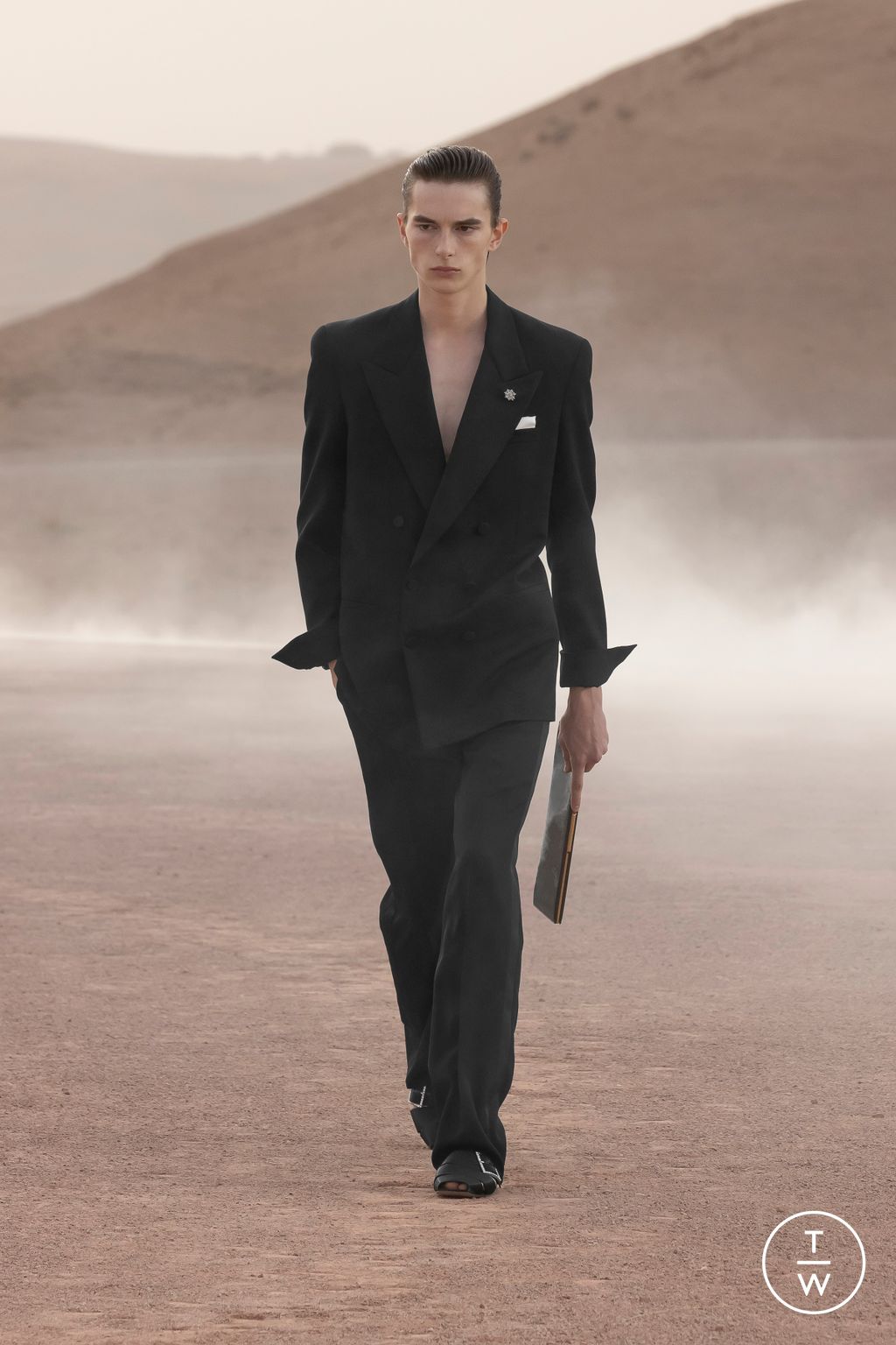 Fashion Week Paris Spring/Summer 2023 look 28 from the Saint Laurent collection 男装