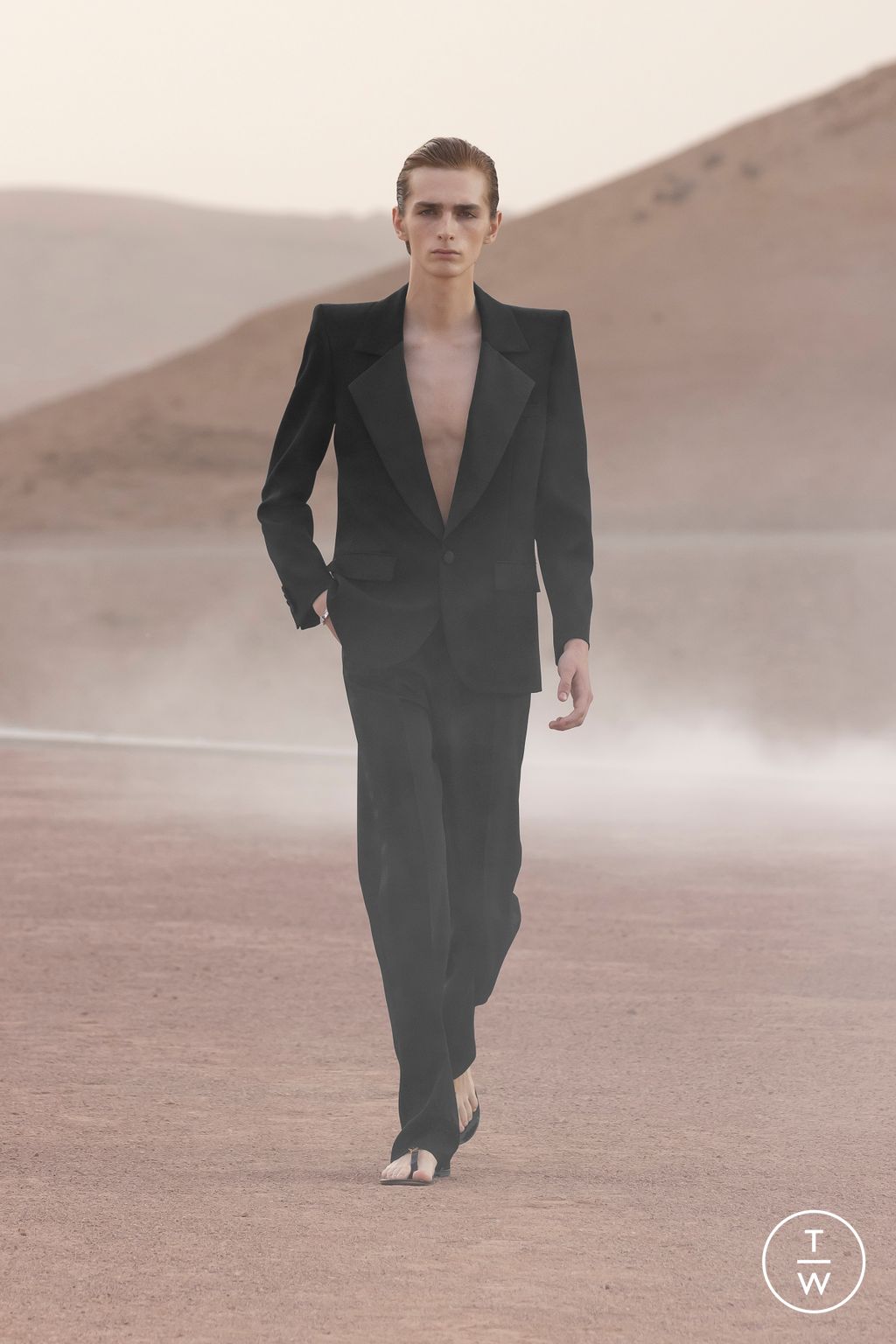 Fashion Week Paris Spring/Summer 2023 look 3 from the Saint Laurent collection 男装