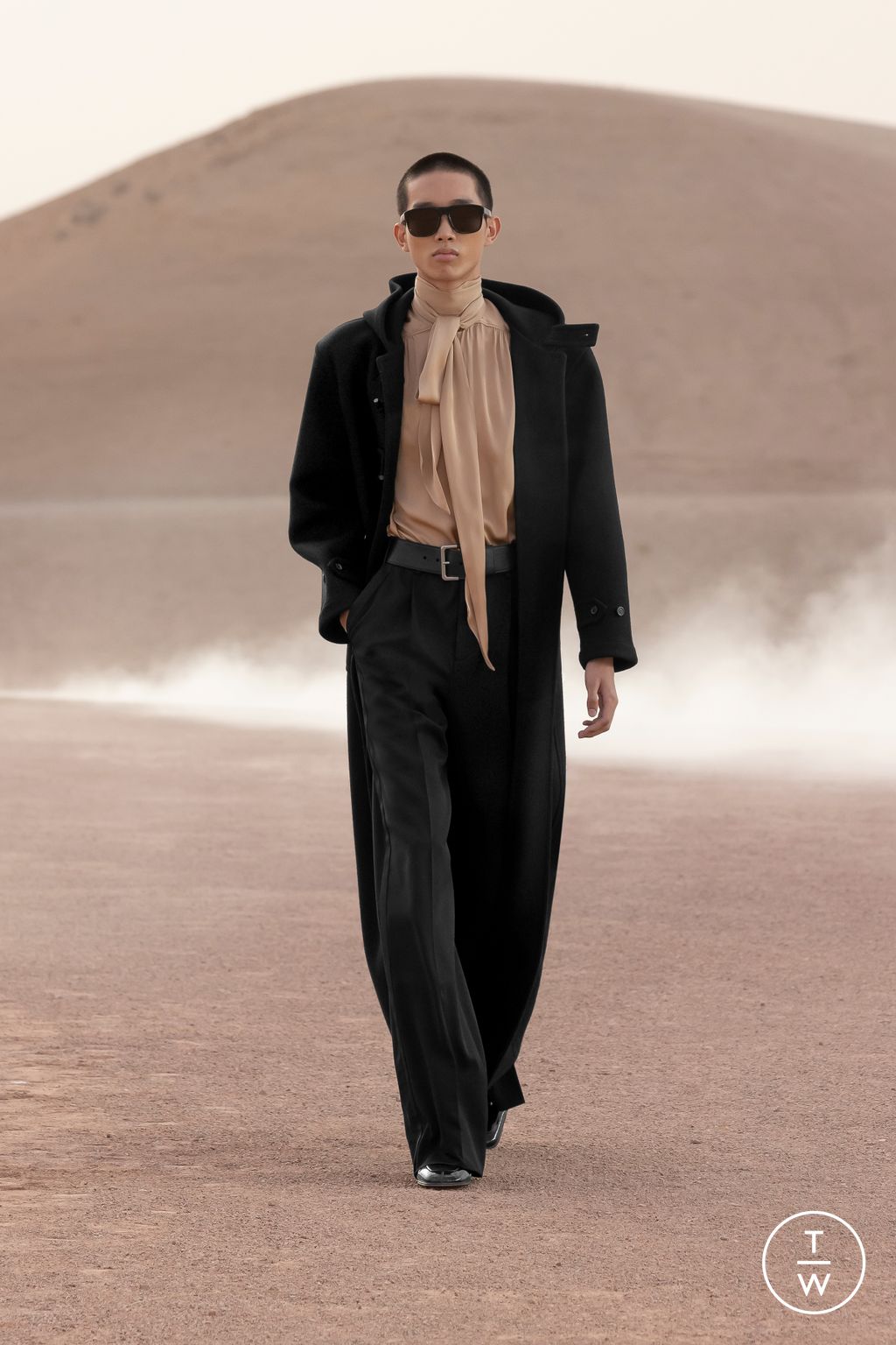Fashion Week Paris Spring/Summer 2023 look 35 from the Saint Laurent collection 男装