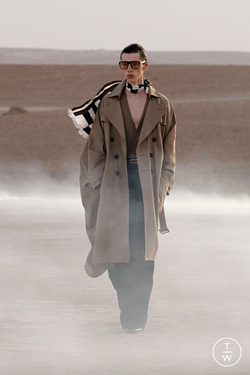 Fashion Week Paris Spring/Summer 2023 look 42 from the Saint Laurent collection 男装
