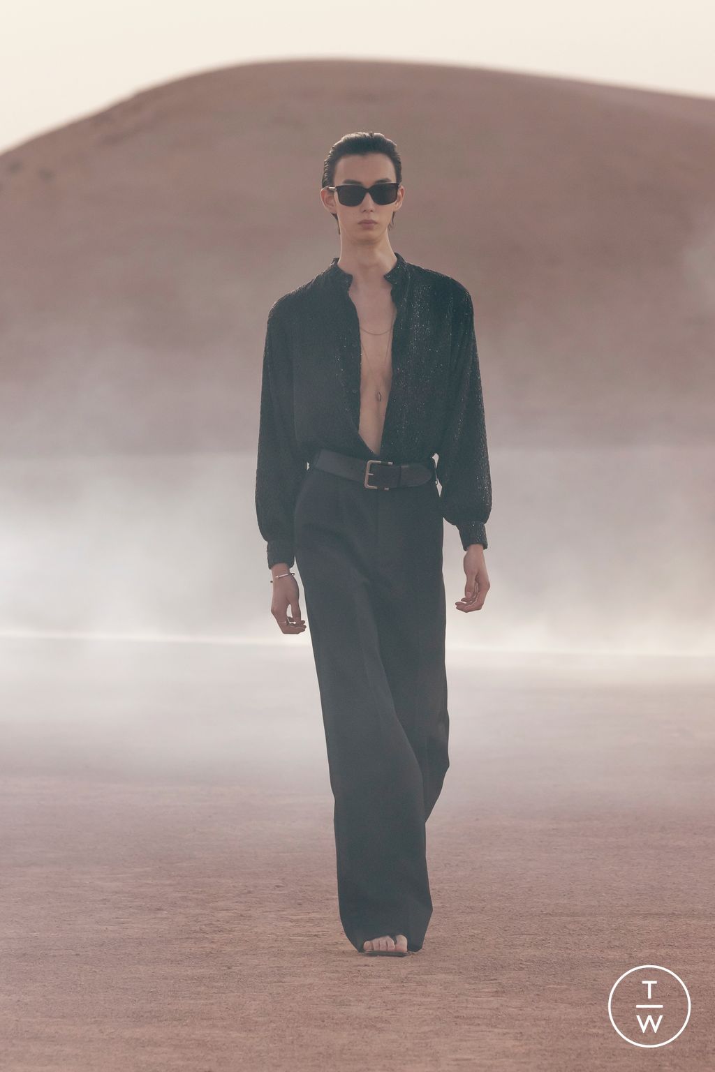 Fashion Week Paris Spring/Summer 2023 look 46 from the Saint Laurent collection 男装