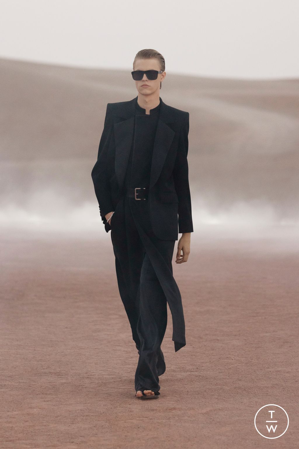 Fashion Week Paris Spring/Summer 2023 look 47 from the Saint Laurent collection 男装