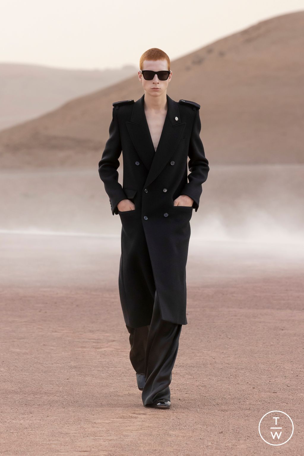 Fashion Week Paris Spring/Summer 2023 look 8 from the Saint Laurent collection 男装