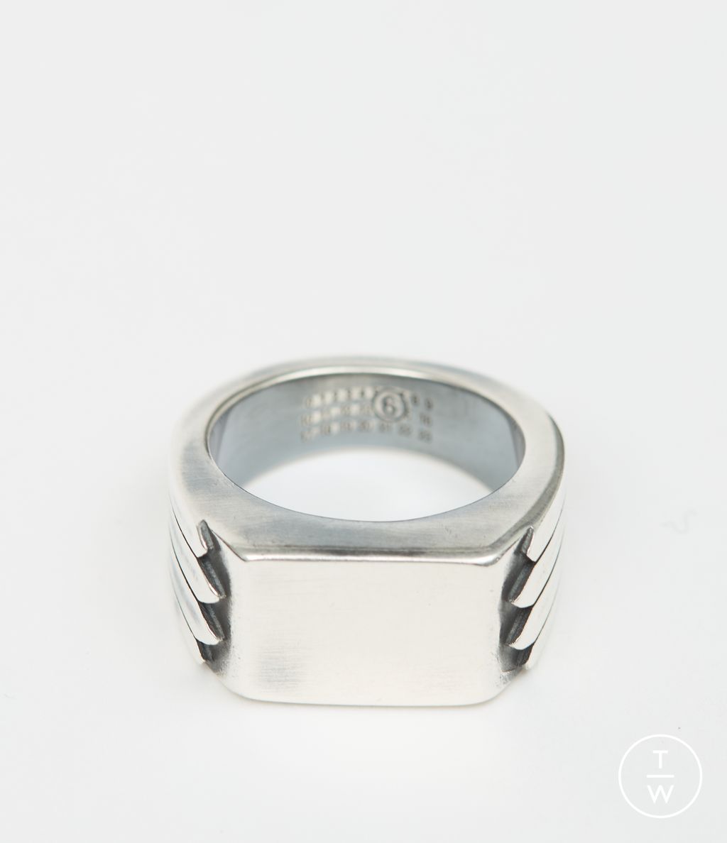 Fashion Week Florence - Pitti Fall/Winter 2025 look 60 from the MM6 Maison Margiela collection menswear accessories