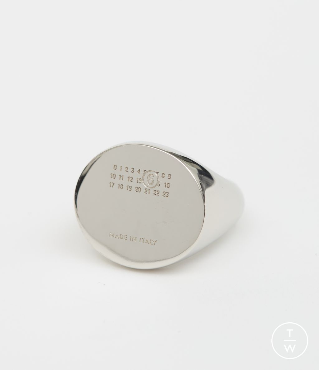 Fashion Week Florence - Pitti Fall/Winter 2025 look 63 de la collection MM6 Maison Margiela menswear accessories