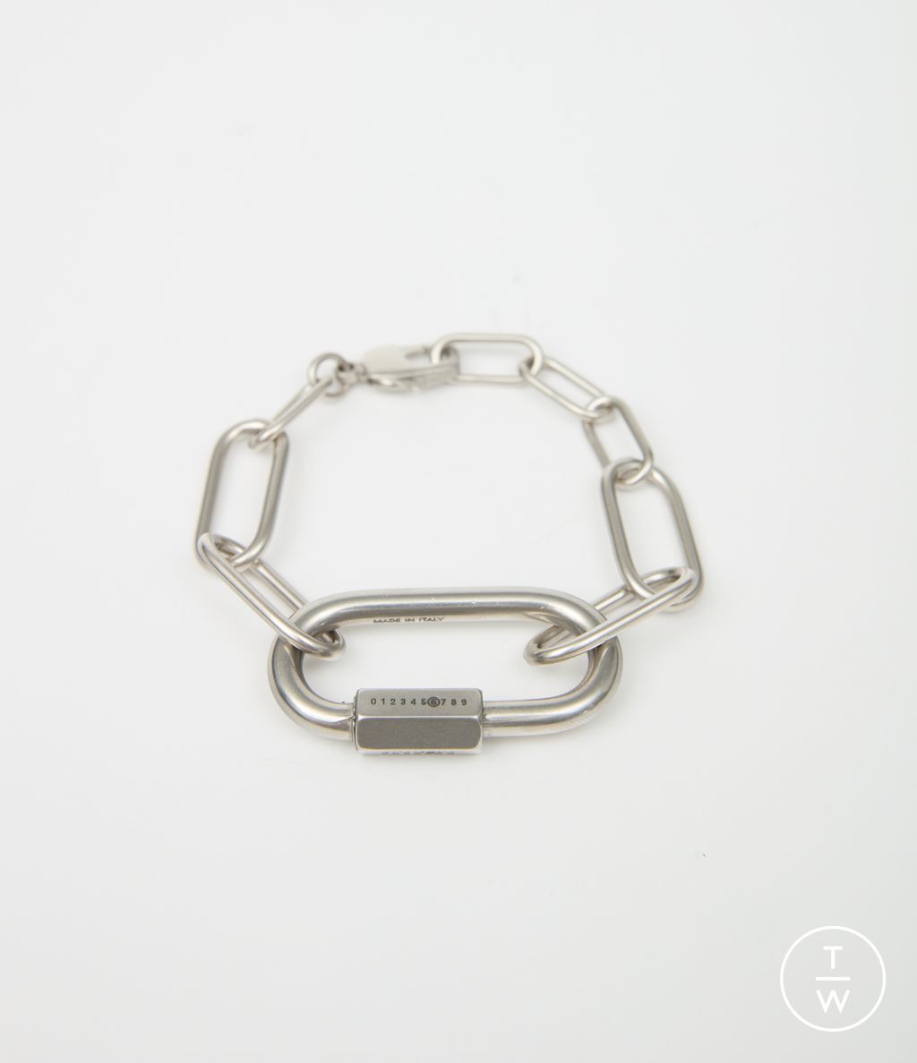 Fashion Week Florence - Pitti Fall/Winter 2025 look 71 from the MM6 Maison Margiela collection menswear accessories