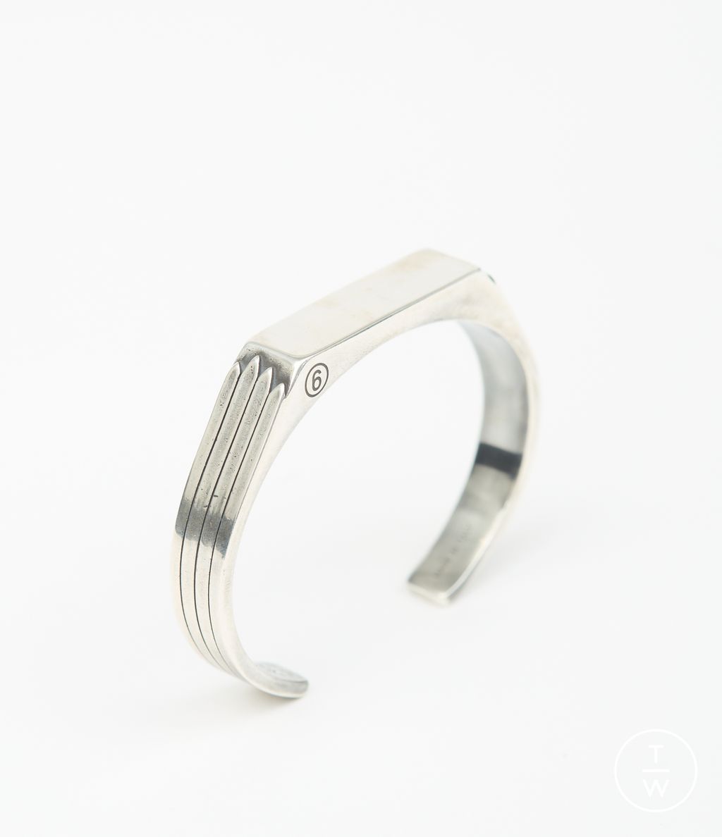 Fashion Week Florence - Pitti Fall/Winter 2025 look 73 from the MM6 Maison Margiela collection menswear accessories