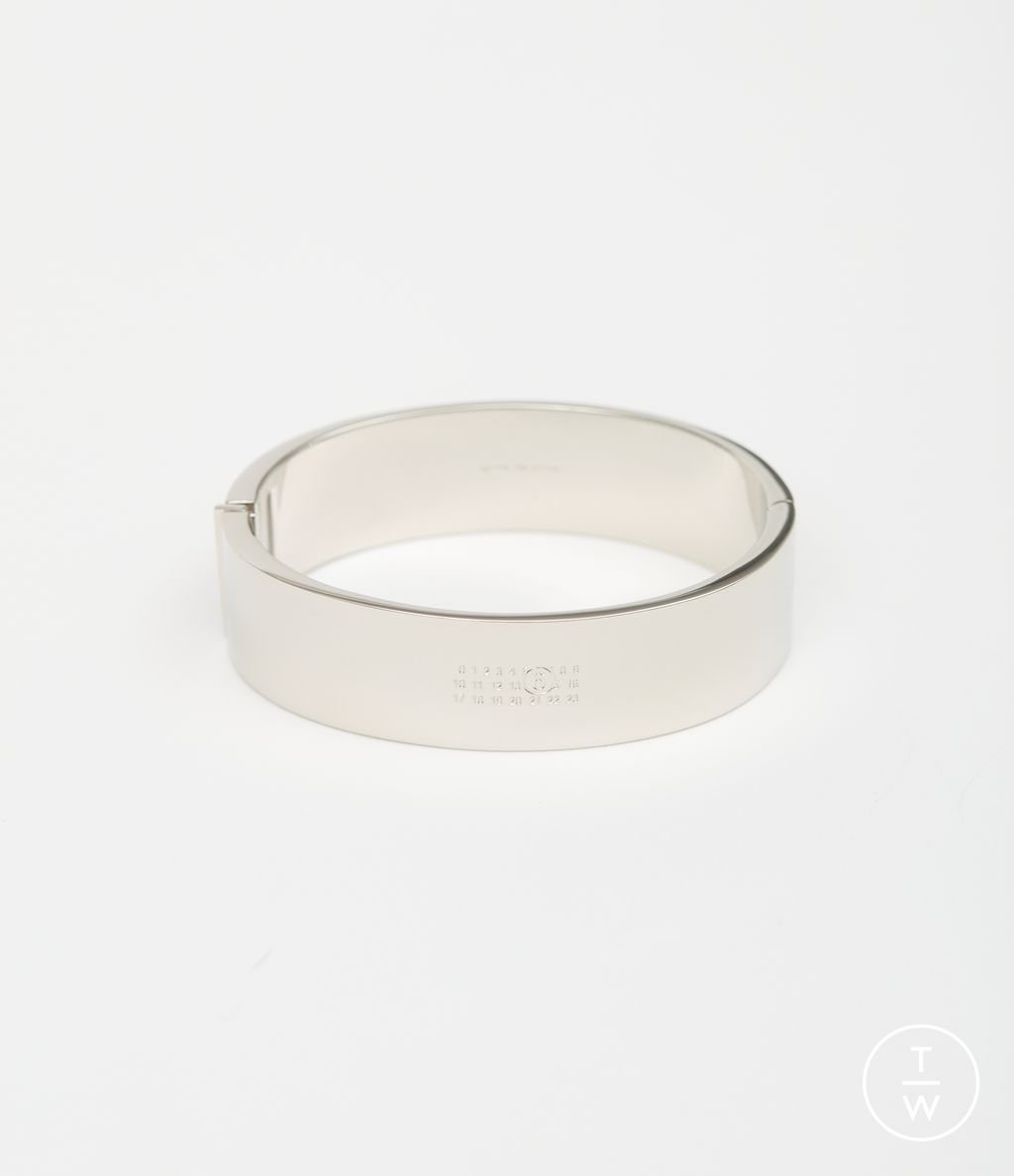 Fashion Week Florence - Pitti Fall/Winter 2025 look 74 from the MM6 Maison Margiela collection menswear accessories