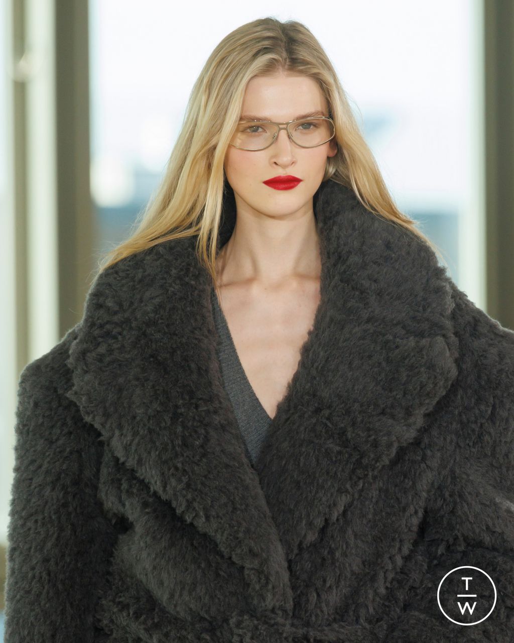 Fashion Week Paris Fall/Winter 2025 look 17 from the Stella McCartney collection womenswear accessories