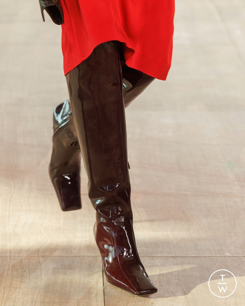 Fashion Week Paris Fall/Winter 2025 look 20 from the Stella McCartney collection womenswear accessories