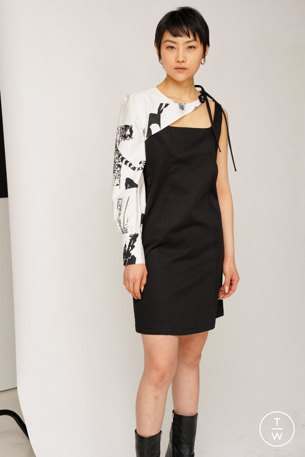 Fashion Week New York Fall/Winter 2021 look 16 from the SNOW XUE GAO collection womenswear