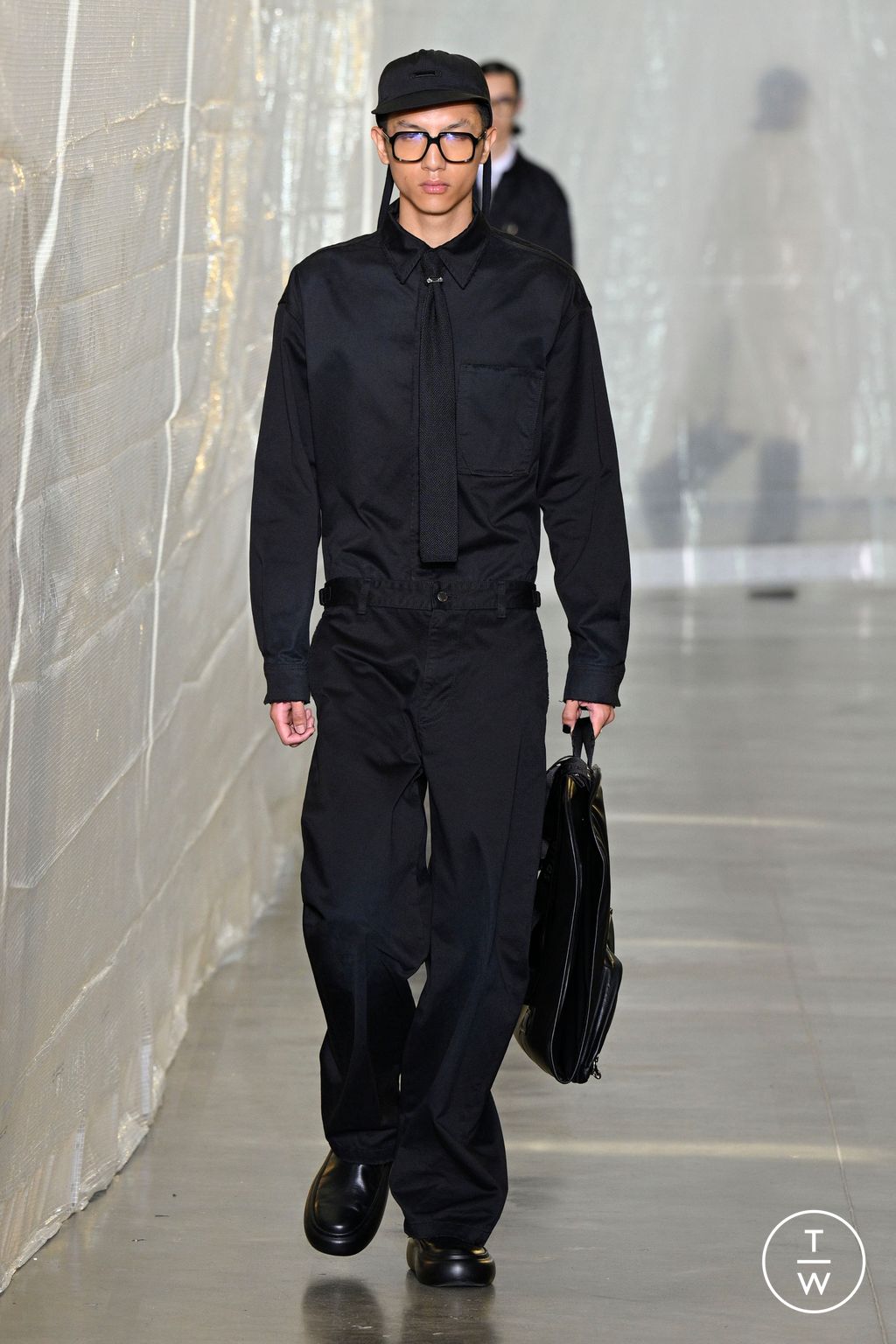 Fashion Week Paris Spring/Summer 2024 look 33 from the SOLID HOMME collection 男装