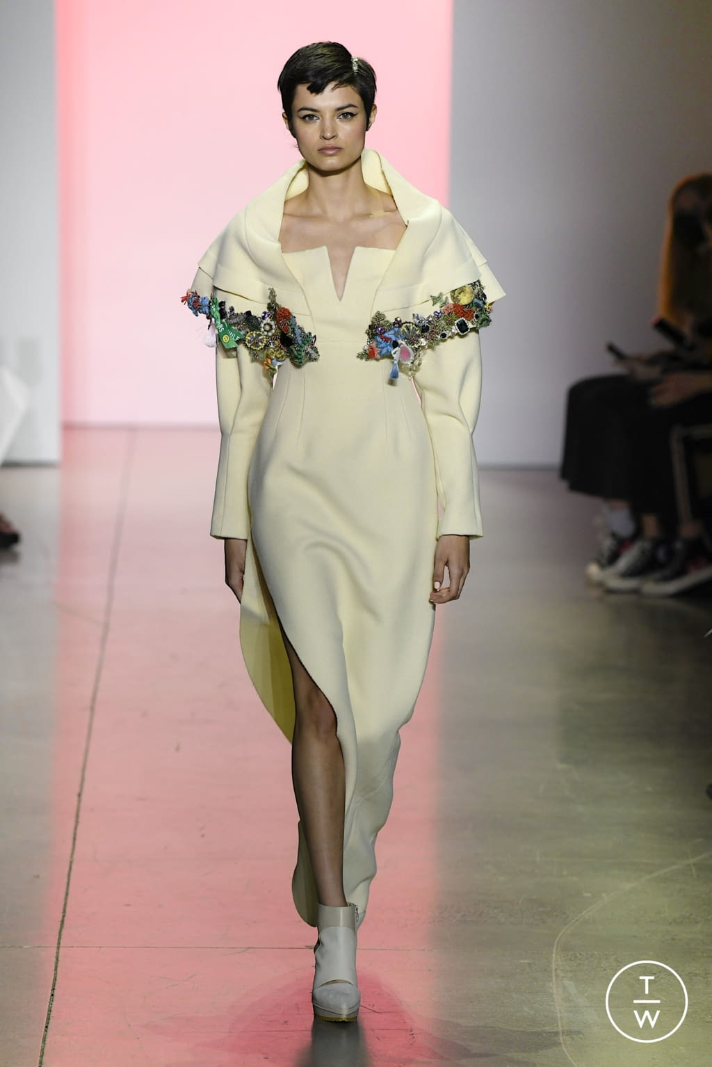 Fashion Week New York Fall/Winter 2022 look 1 de la collection Son Jung Wan womenswear
