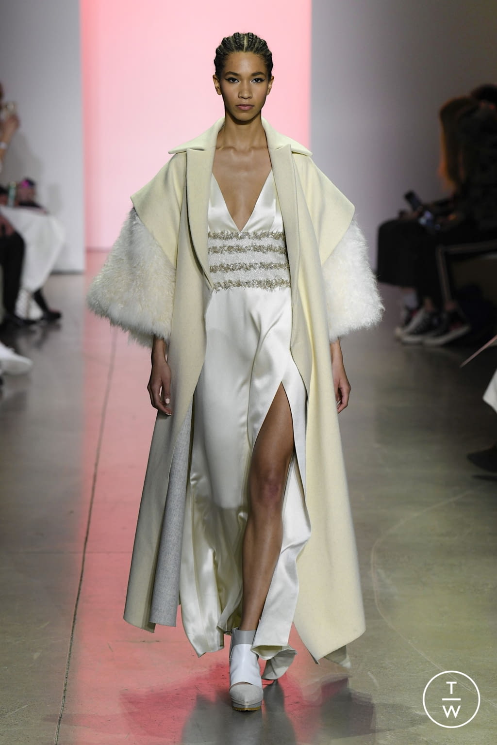 Fashion Week New York Fall/Winter 2022 look 8 de la collection Son Jung Wan womenswear