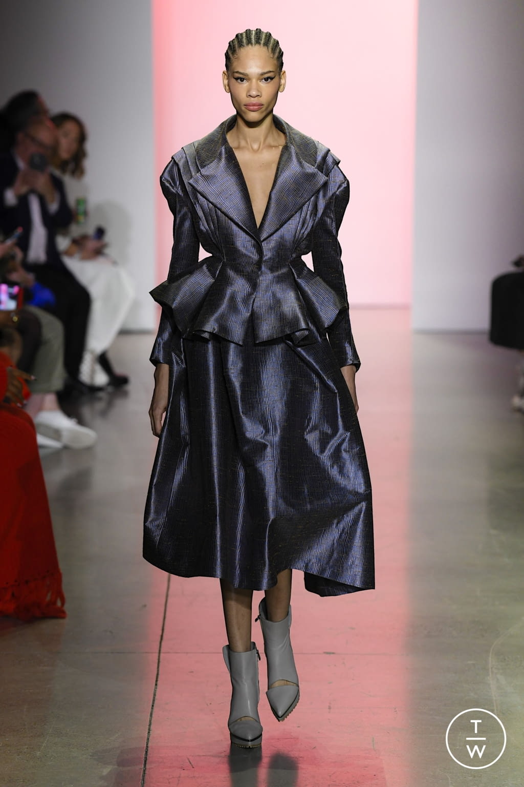 Fashion Week New York Fall/Winter 2022 look 24 de la collection Son Jung Wan womenswear