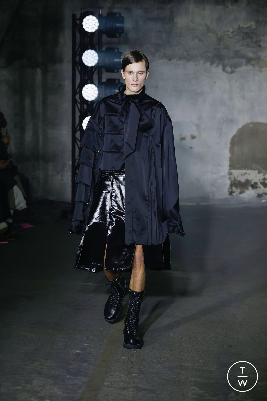 Fashion Week Paris Fall/Winter 2023 look 6 from the Songzio collection 男装