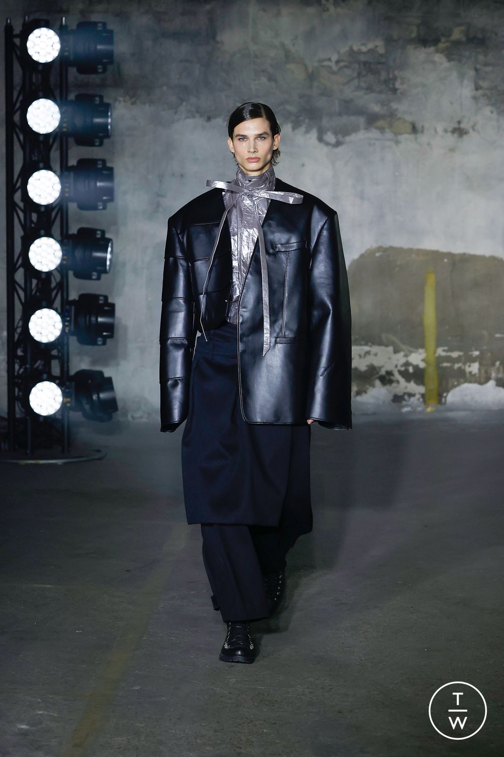 Fashion Week Paris Fall/Winter 2023 look 7 from the Songzio collection menswear