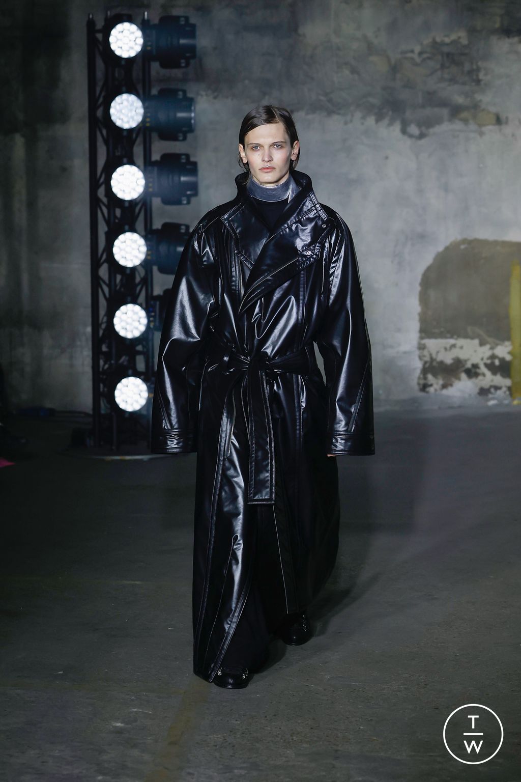 Fashion Week Paris Fall/Winter 2023 look 10 from the Songzio collection 男装