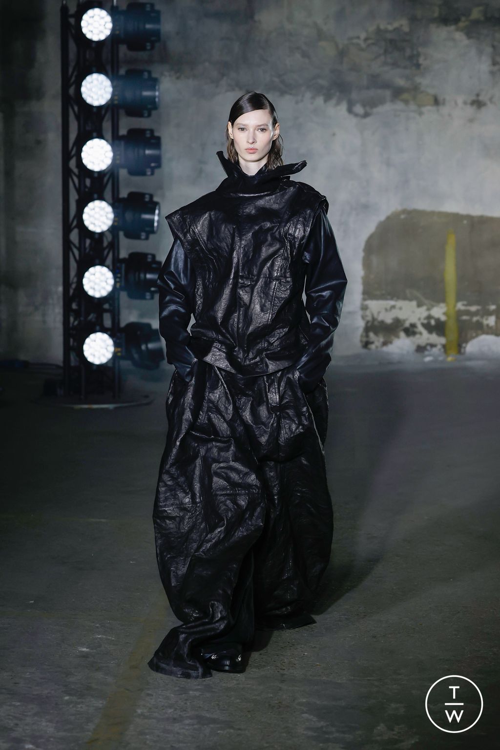Fashion Week Paris Fall/Winter 2023 look 11 from the Songzio collection menswear