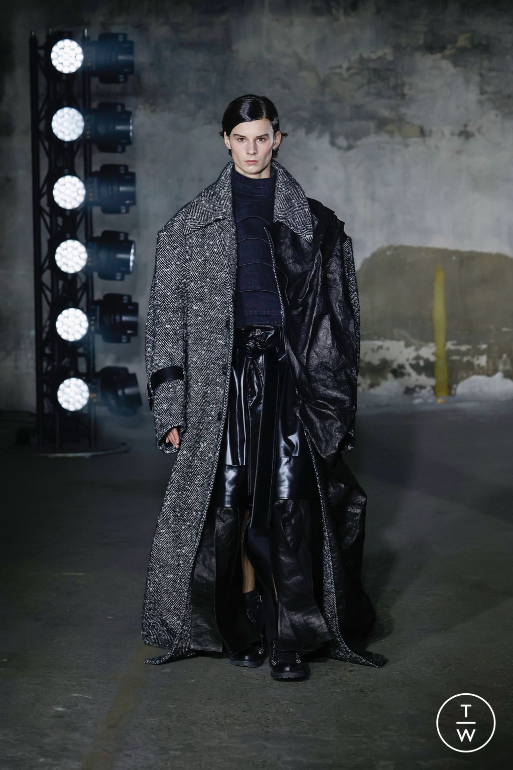 Fashion Week Paris Fall/Winter 2023 look 13 from the Songzio collection 男装