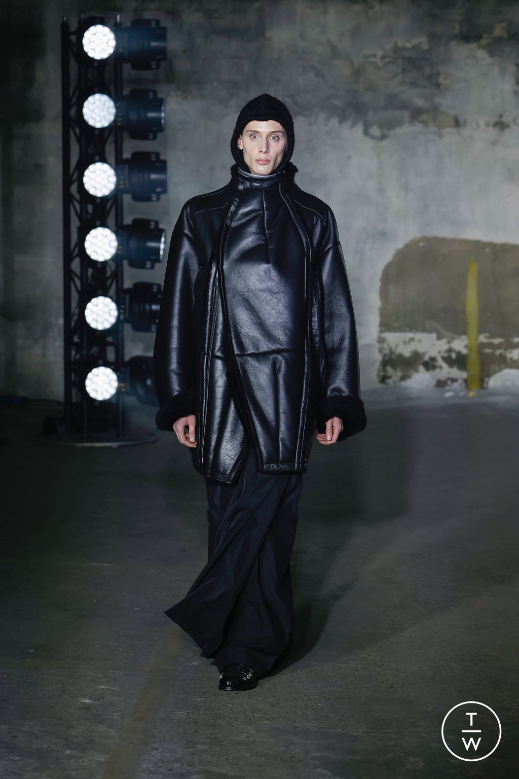 Fashion Week Paris Fall/Winter 2023 look 14 from the Songzio collection menswear