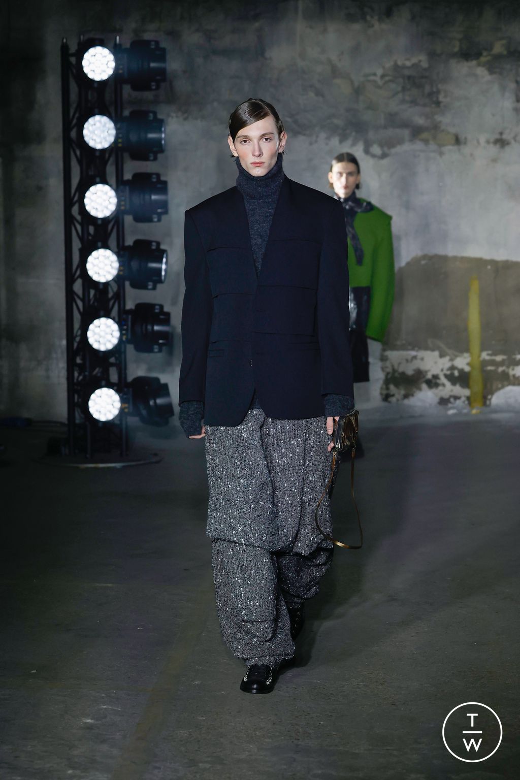 Fashion Week Paris Fall/Winter 2023 look 15 de la collection Songzio menswear