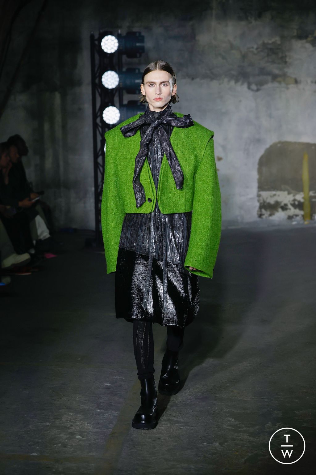 Fashion Week Paris Fall/Winter 2023 look 16 from the Songzio collection menswear