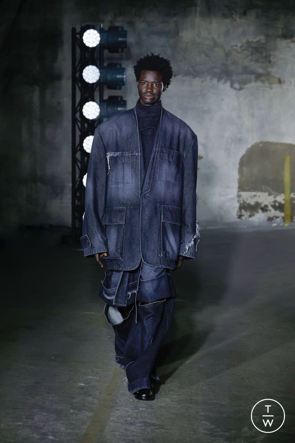 Fashion Week Paris Fall/Winter 2023 look 17 from the Songzio collection menswear