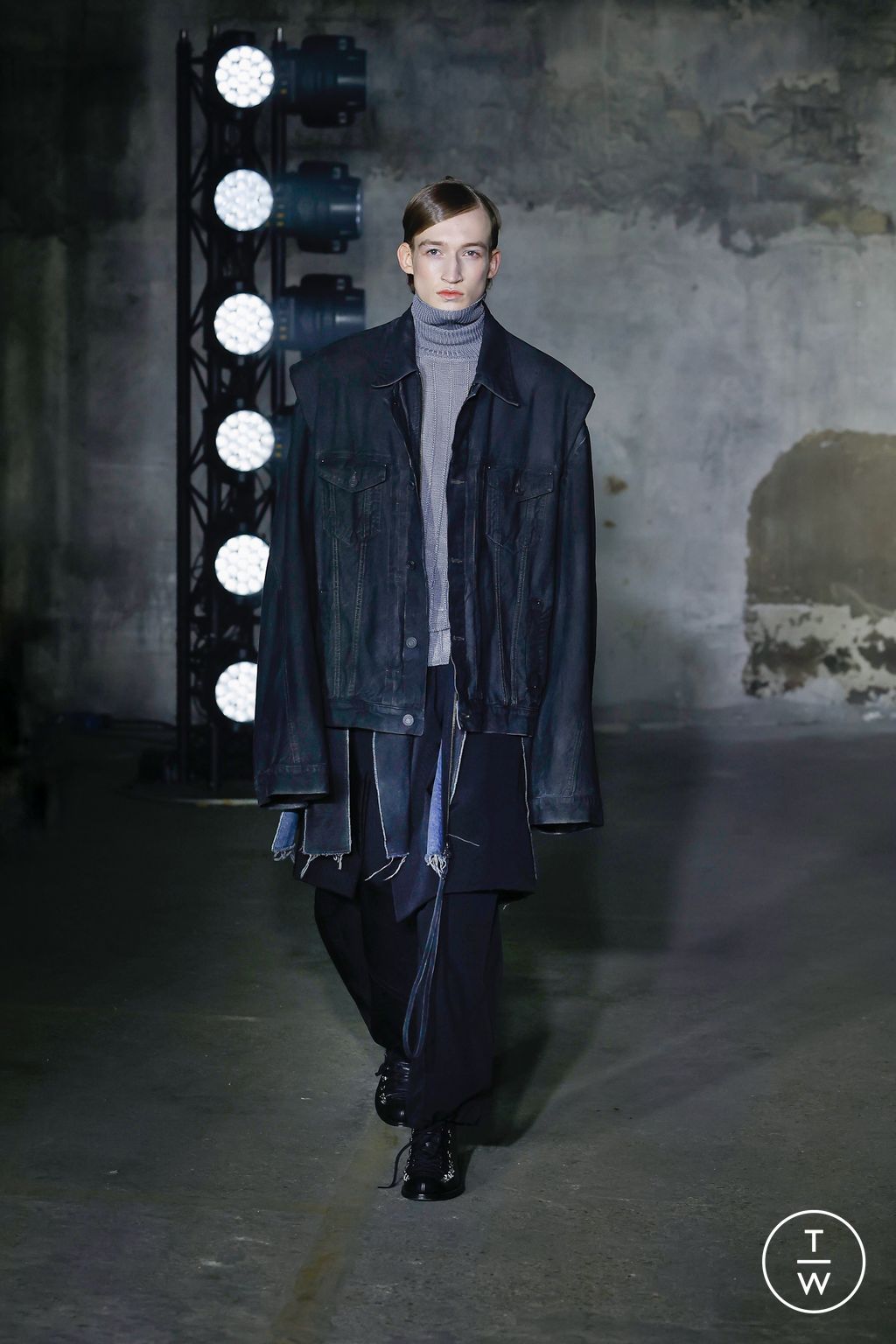 Fashion Week Paris Fall/Winter 2023 look 18 from the Songzio collection menswear