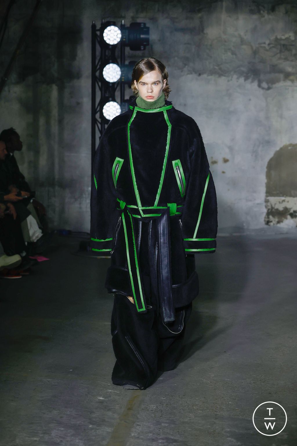 Fashion Week Paris Fall/Winter 2023 look 19 from the Songzio collection menswear