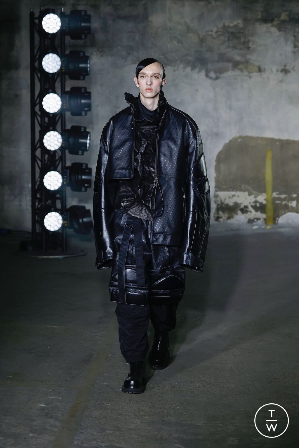 Fashion Week Paris Fall/Winter 2023 look 21 from the Songzio collection menswear