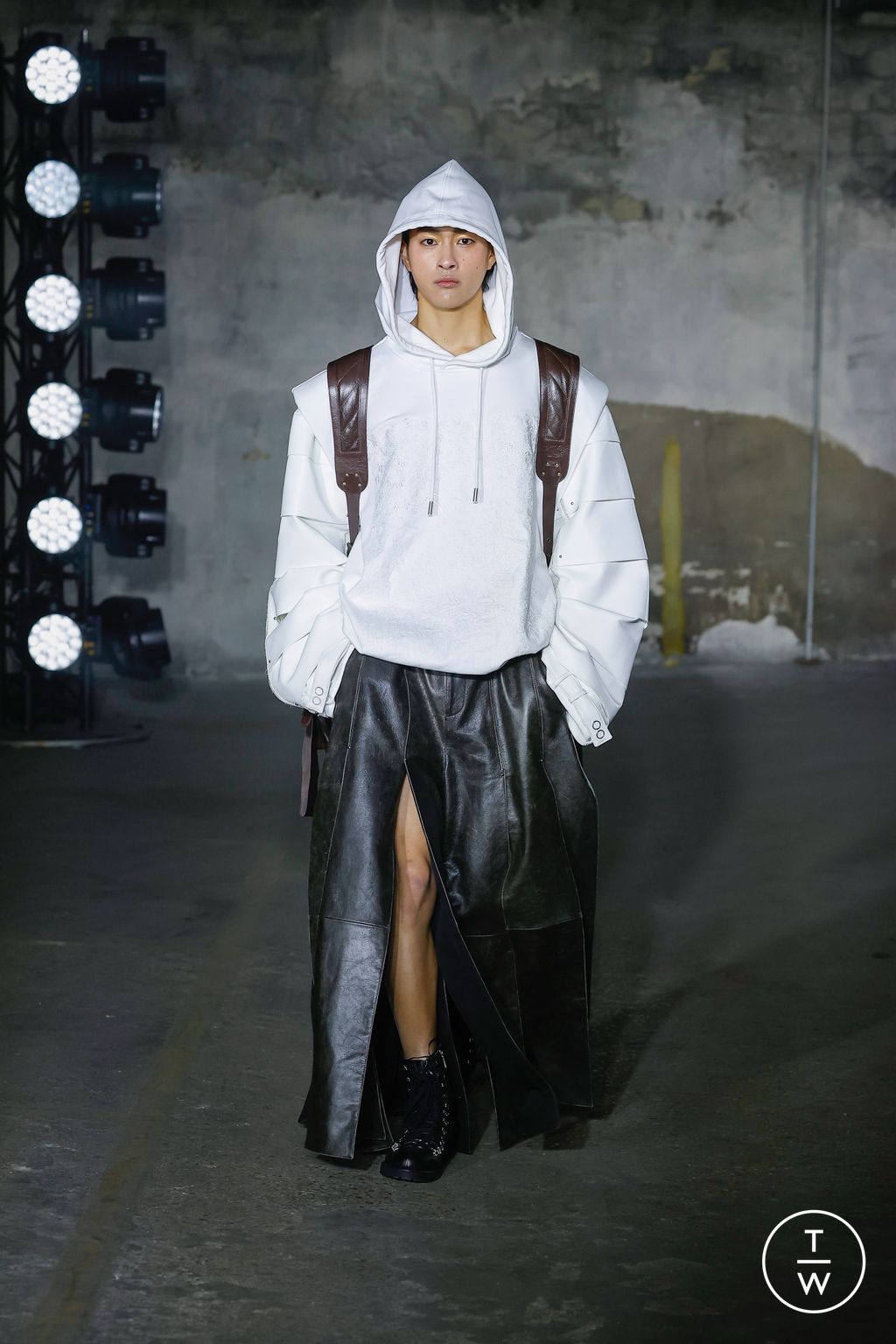 Fashion Week Paris Fall/Winter 2023 look 29 from the Songzio collection menswear