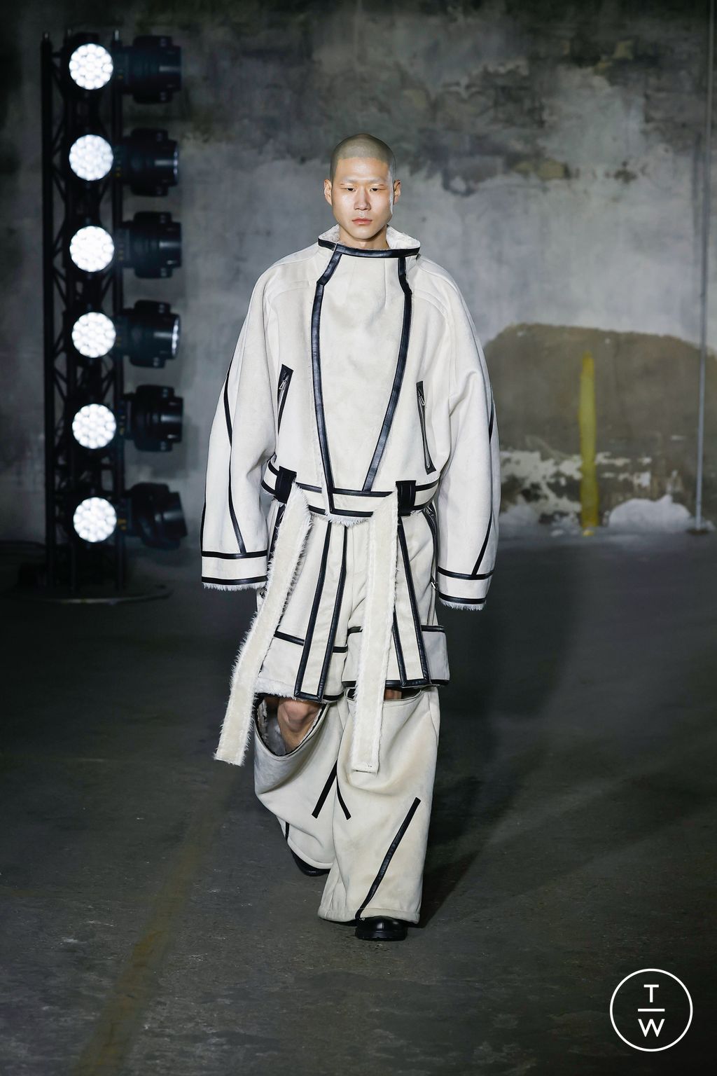 Fashion Week Paris Fall/Winter 2023 look 30 from the Songzio collection menswear