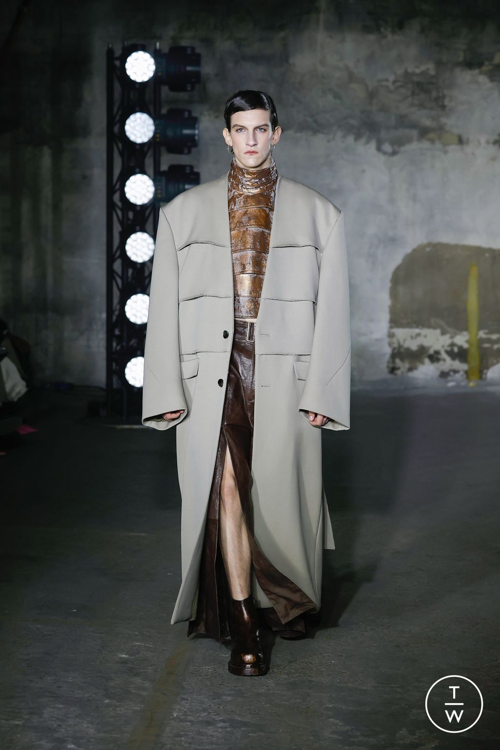 Fashion Week Paris Fall/Winter 2023 look 32 from the Songzio collection menswear