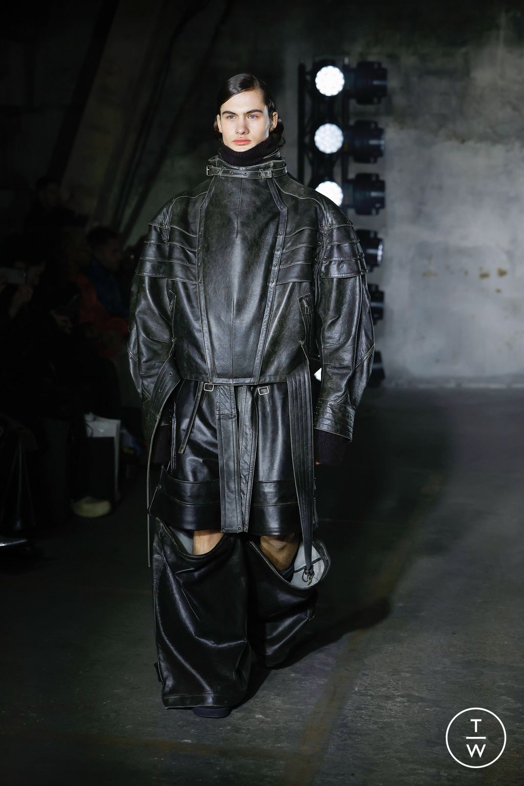 Fashion Week Paris Fall/Winter 2023 look 35 from the Songzio collection 男装