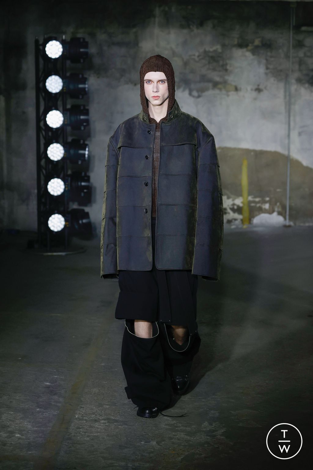 Fashion Week Paris Fall/Winter 2023 look 36 from the Songzio collection 男装