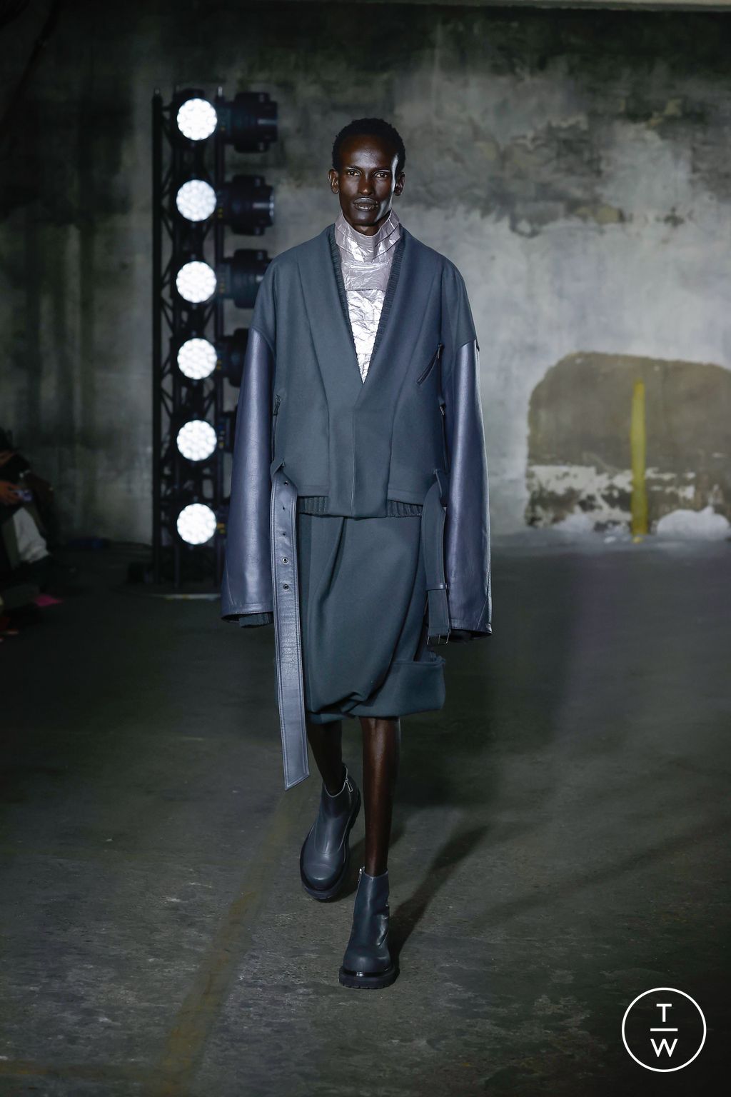 Fashion Week Paris Fall/Winter 2023 look 37 from the Songzio collection 男装