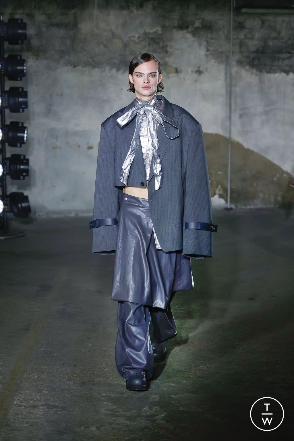 Fashion Week Paris Fall/Winter 2023 look 38 from the Songzio collection menswear
