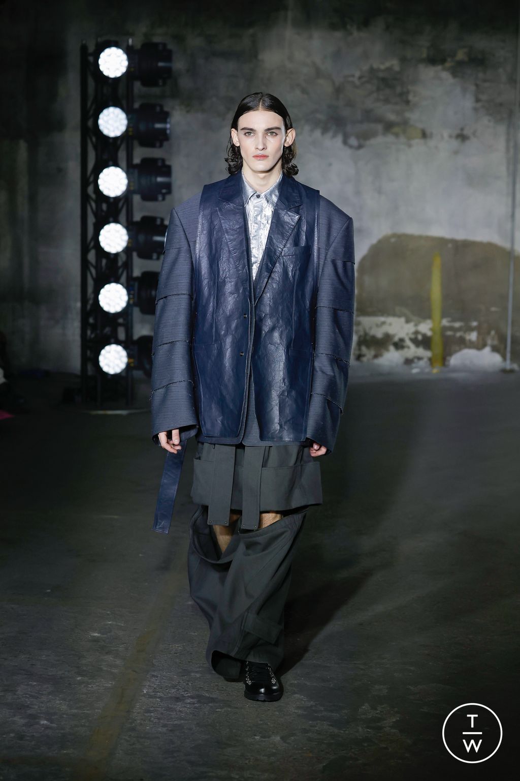 Fashion Week Paris Fall/Winter 2023 look 39 from the Songzio collection menswear