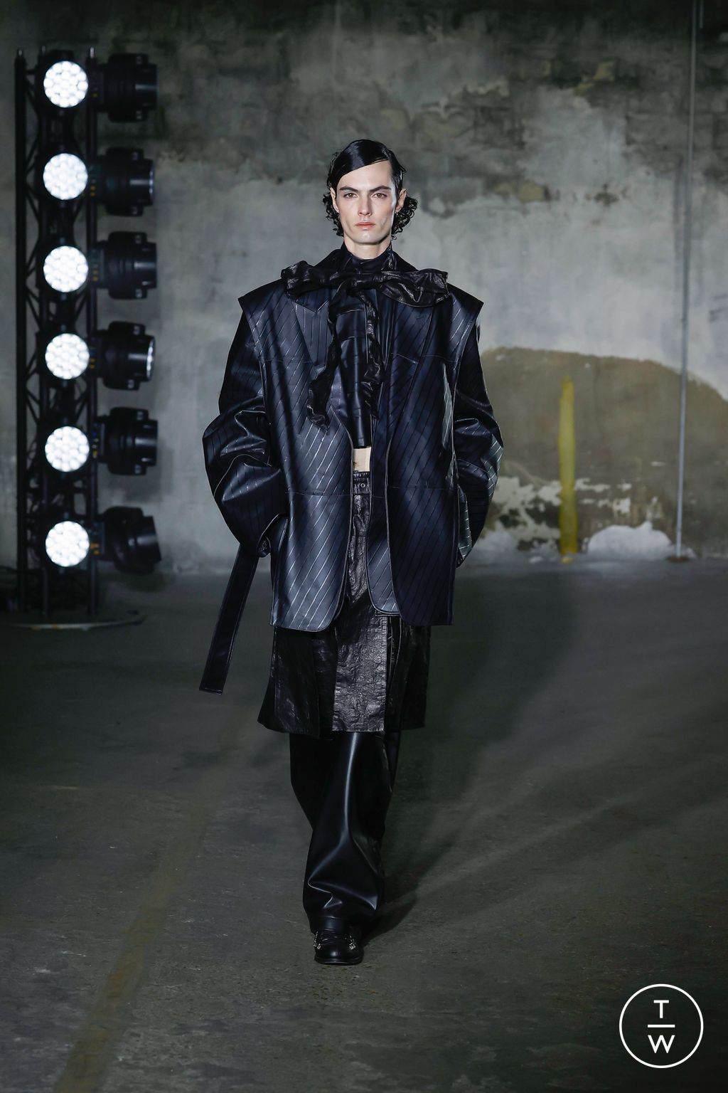 Fashion Week Paris Fall/Winter 2023 look 42 from the Songzio collection menswear